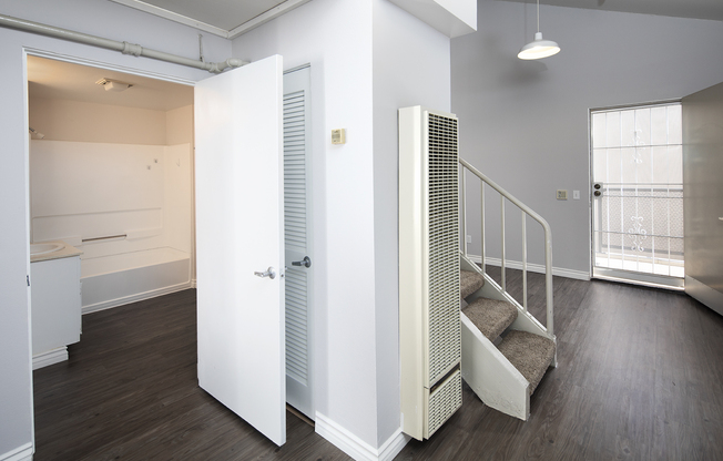 1 bed, 1 bath, 1,000 sqft, $2,450, Unit 439