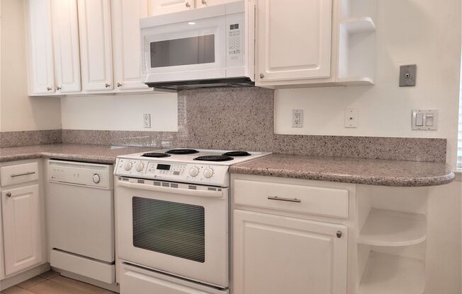 Comfortable Condo overlooking the golf course !