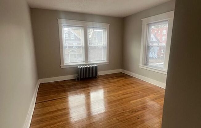 2 beds, 1 bath, $1,450, Unit 205 Belmont Unit #2L