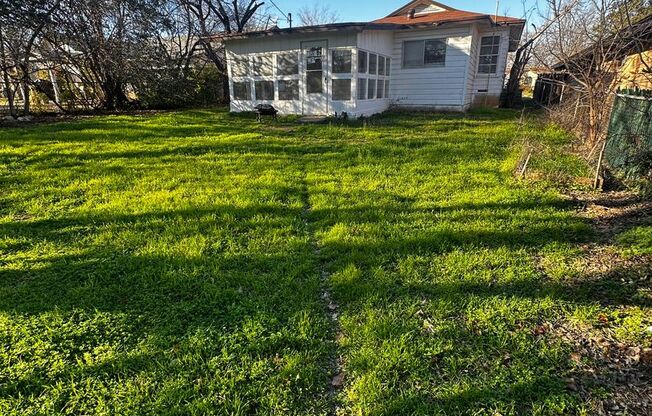 3 bedroom 1 bathroom with 1 car garage in 76107