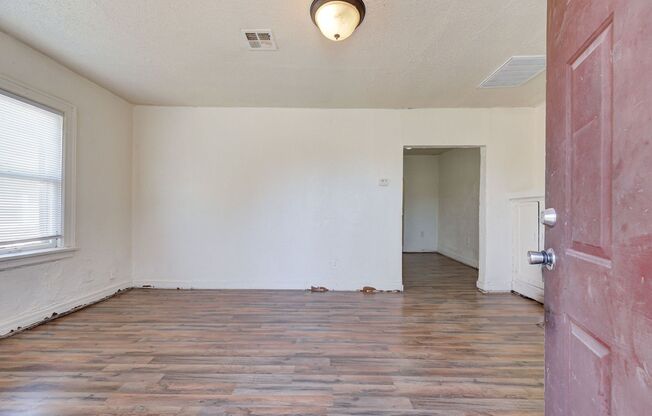 Move In Special for Adorable 2BD/1BTH Duplex Minutes away from Broadway Extension and Bricktown