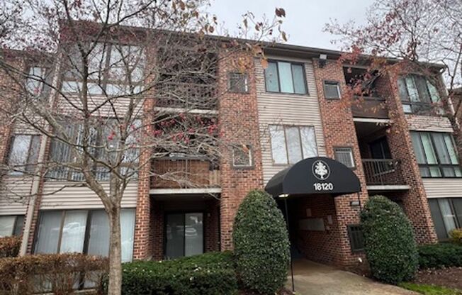 TOP LEVEL 2 BEDROOM 2 BATH CONDO IN FARMINGDALE ESTATES