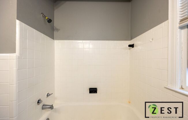 2 beds, 1 bath, $950, Unit 4844 Chatsworth upper