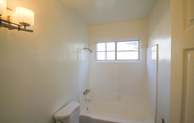 (6103) 921 N Eucalyptus Ave.