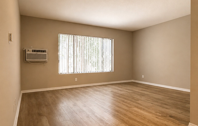 2 beds, 1 bath, 700 sqft, $2,095, Unit 102