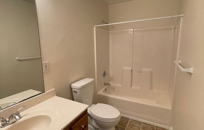 2 beds, 1 bath, $995, Unit C