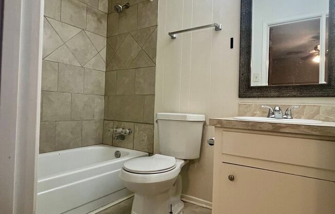 1/1  - LAUNDRY ONSITE - location location location!!