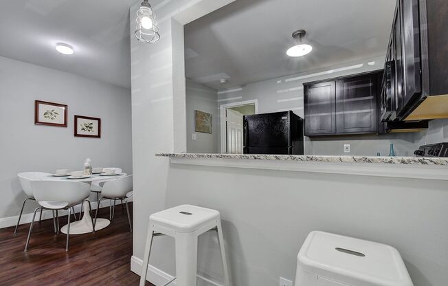 2 beds, 1 bath, 650 sqft, $899, Unit 4715-203