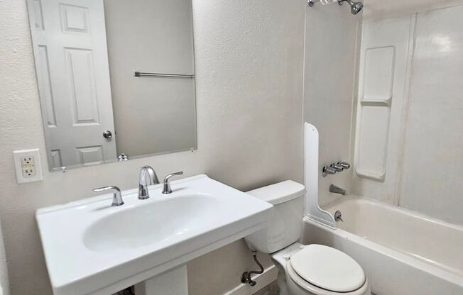 4007 - 4009 SE 33rd Place