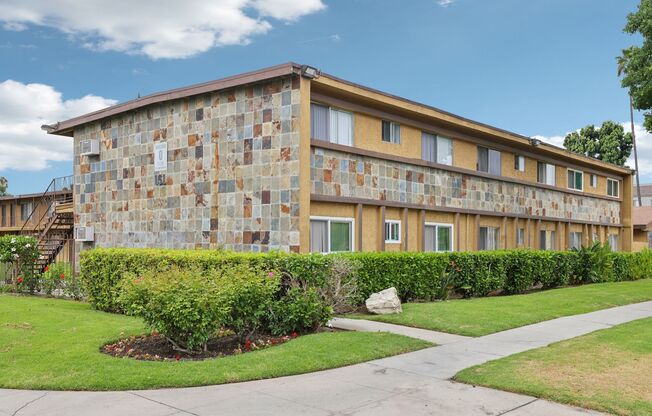 2 beds, 1 bath, 806 sqft, $2,495, Unit D11