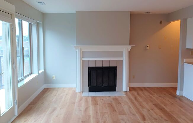 Spacious N. Queen Anne 1Bed/1Bath with private deck and views - Available for July 10th move in at $2100!
