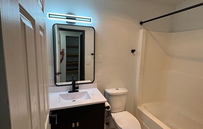 2 beds, 1 bath, 1,050 sqft, $995, Unit 215-307B