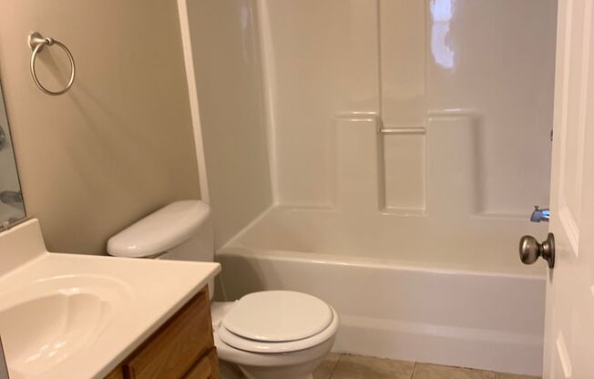 3 beds, 2.5 baths, 1,364 sqft, $1,525, Unit 4Juniper