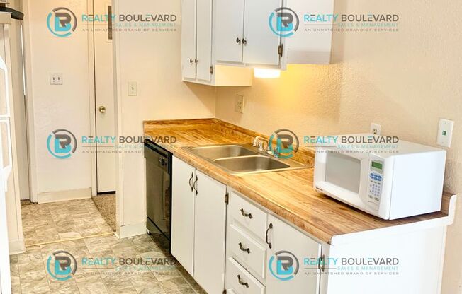 1/2 Month Free! Great 2 Bedroom 1 Bathroom Apartment Near TMCC!!! Private Balcony, Laundry, Pool & Community Amenities