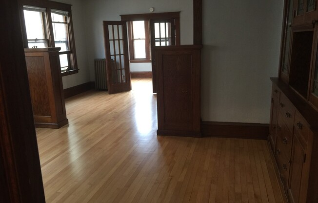 3 beds, 1 bath, 925 sqft, $1,799, Unit 1849-04