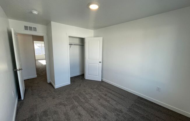 4 beds, 3 baths, $2,500, Unit # 1151 W 380 S