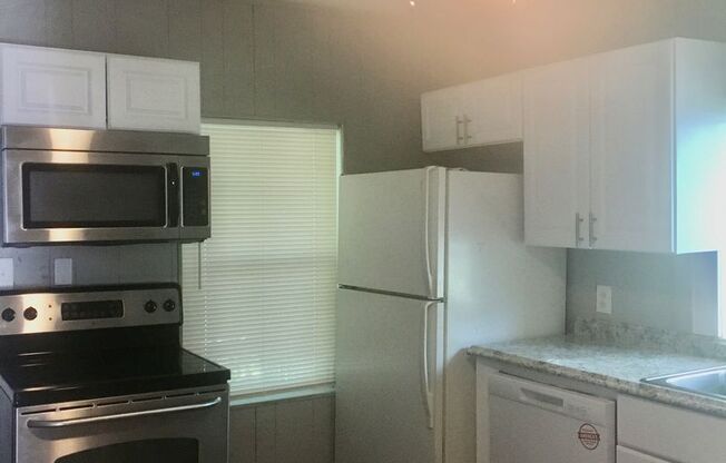 Cute 2 Bed/1 Bath HOUSE w/ yard!!