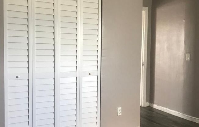 3 beds, 1 bath, 880 sqft, $2,000, Unit 5300-22