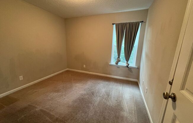 *FALL MOVE-IN SPECIAL - $300 OFF 1st MONTH'S RENT*