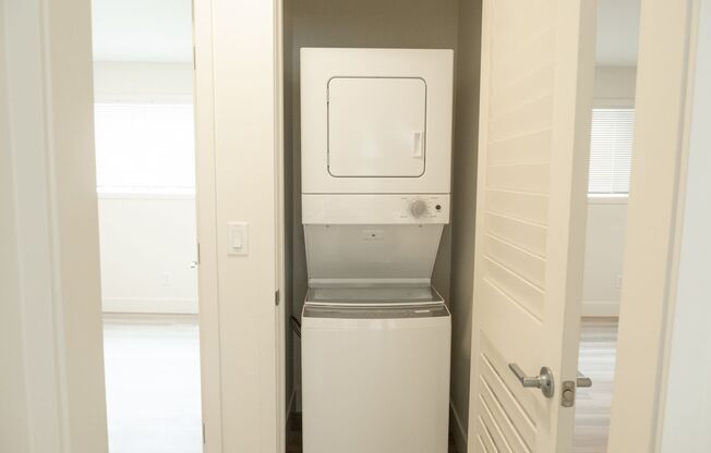 2 beds, 1 bath, 870 sqft, $2,100, Unit 57-7