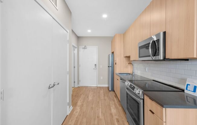 Studio, 1 bath, 548 sqft, $1,940, Unit 705
