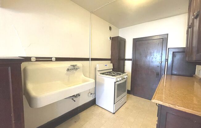 Studio, 1 bath, $875, Unit 3