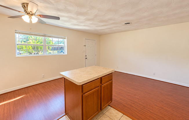 1 bed, 1 bath, 530 sqft, $950, Unit Skyway Unit 8 > SAK