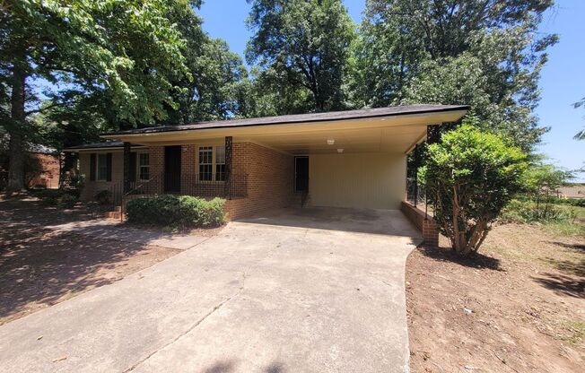 Clarke Co. - Athens, GA Huntington Ct - 3 Bedroom, 1.5 Bathroom - Brick Home - Right Next to the GA. Square Mall - Convenient to all Athens Amenities