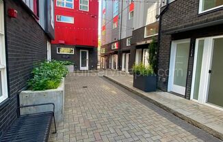 Modern Live/Work Northgate Townhome w/ Rooftop Deck, Luxury Bosch Kitchen & Dual Suites
