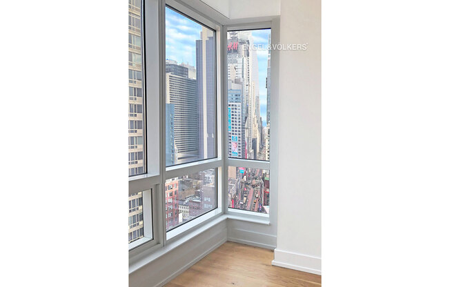 1 bed, 1 bath, 818 sqft, $5,400, Unit 33C