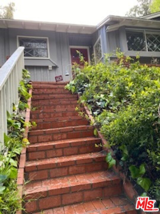 1712 BENEDICT CYN DR