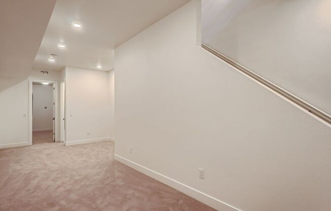 3 beds, 3.5 baths, $3,800, Unit 2887 Fairfax St