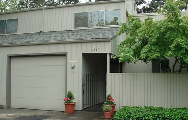 Wonderful 2 Bed 1.5 Bath Townhome in Secluded Beaverton Community!
