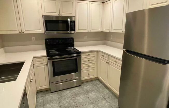 Nice 2-bed, 2-bath condo in Roosevelt Way Seattle for rent!