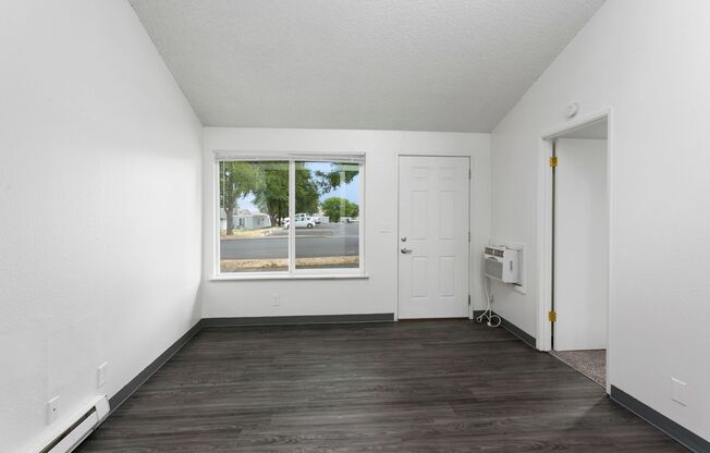 2 beds, 1 bath, 710 sqft, $995, Unit 30