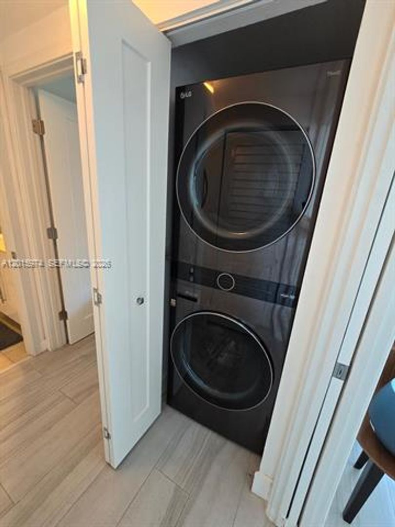 2 beds, 2 baths, 1,227 sqft, $4,400, Unit 325 S Biscayne Blvd # 3719