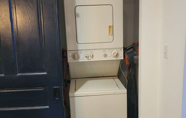 2 beds, 1 bath, $1,300, Unit Apt 1