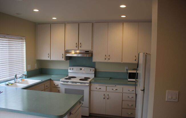 Spacious 4-Bed Townhome in the Heart of Clairemont!