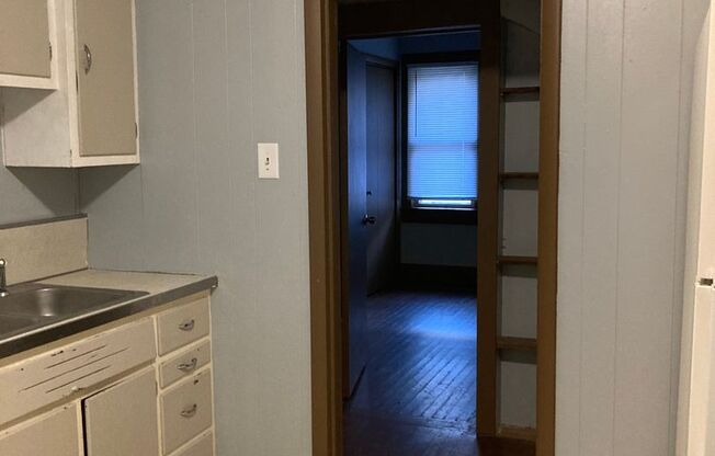 3 beds, 1 bath, $905