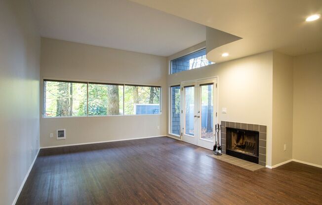 *Fall Special: $250 OFF!* Updated LO Beauty! Fireplace, New Appliances, Private Patios!