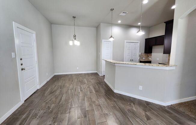 Creekside Crossing / 3/2/2 / Covered Patio /Fenced in Back Yard / CISD