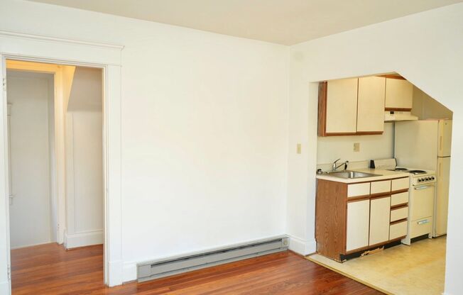 1 bed, 1 bath, $1,050, Unit Apt #4