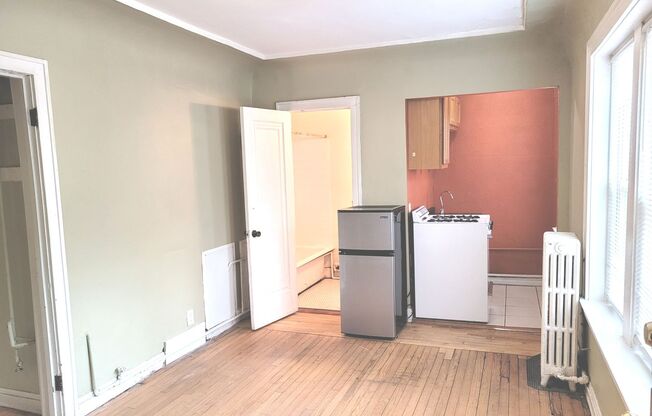 Studio, 1 bath, $700, Unit 11