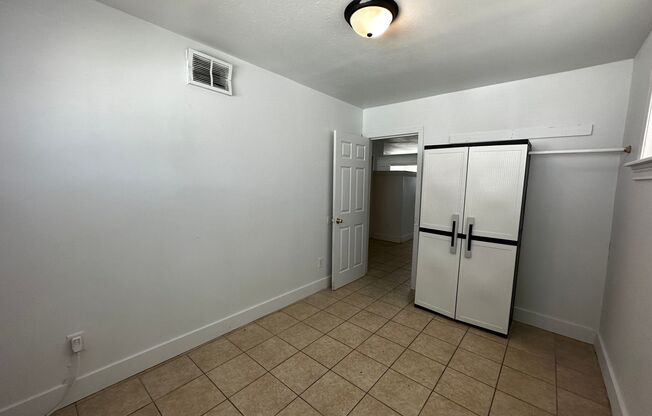 2 beds, 1 bath, 830 sqft, $1,275, Unit 11