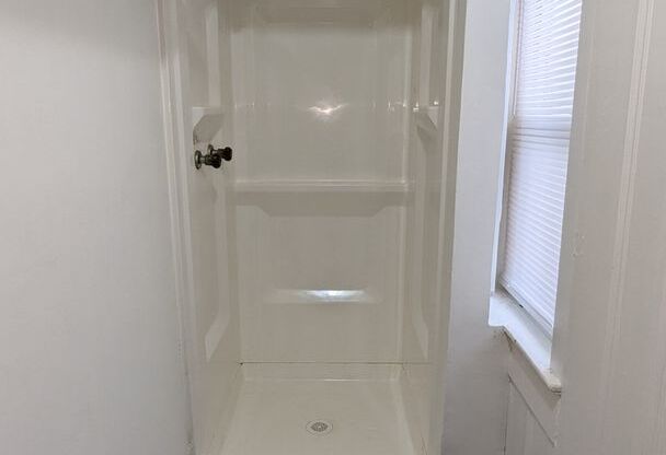 Studio, 1 bath, $500, Unit 4