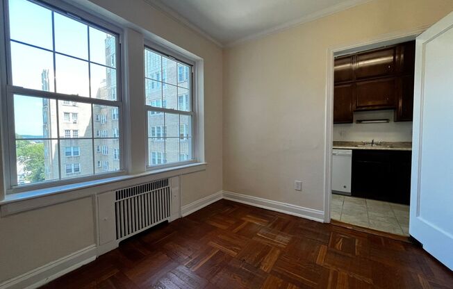 2 beds, 1 bath, 975 sqft, $2,055, Unit Royal York 802