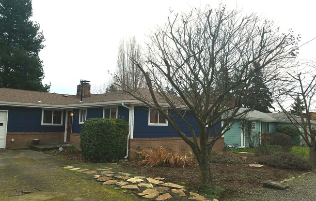 Downtown Burien duplex - main floor rambler unit - 3 bedroom 1 bath, storage & washer/dryer! Available NOW!