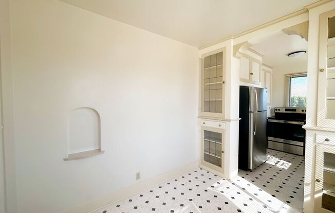 2 beds, 1 bath, 876 sqft, $1,995, Unit Court - D