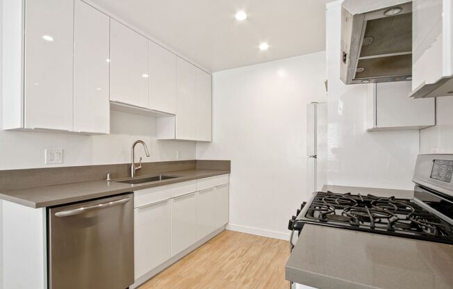 1043 5th St - north of Wilshire and 5 blocks to the beach!