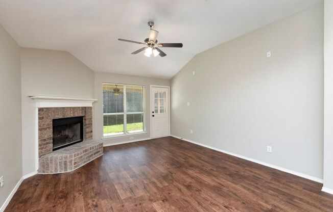 Move in Ready! 3 Bed/ 2 Bath in White Settlement